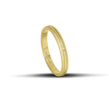 Χρυσές βέρες γάμου 2.5mm με ματ επιφάνεια και λουστρέ γραμμή στο κέντρο, χειροποίητης κατασκευής με ανατομικό σχεδιασμό.