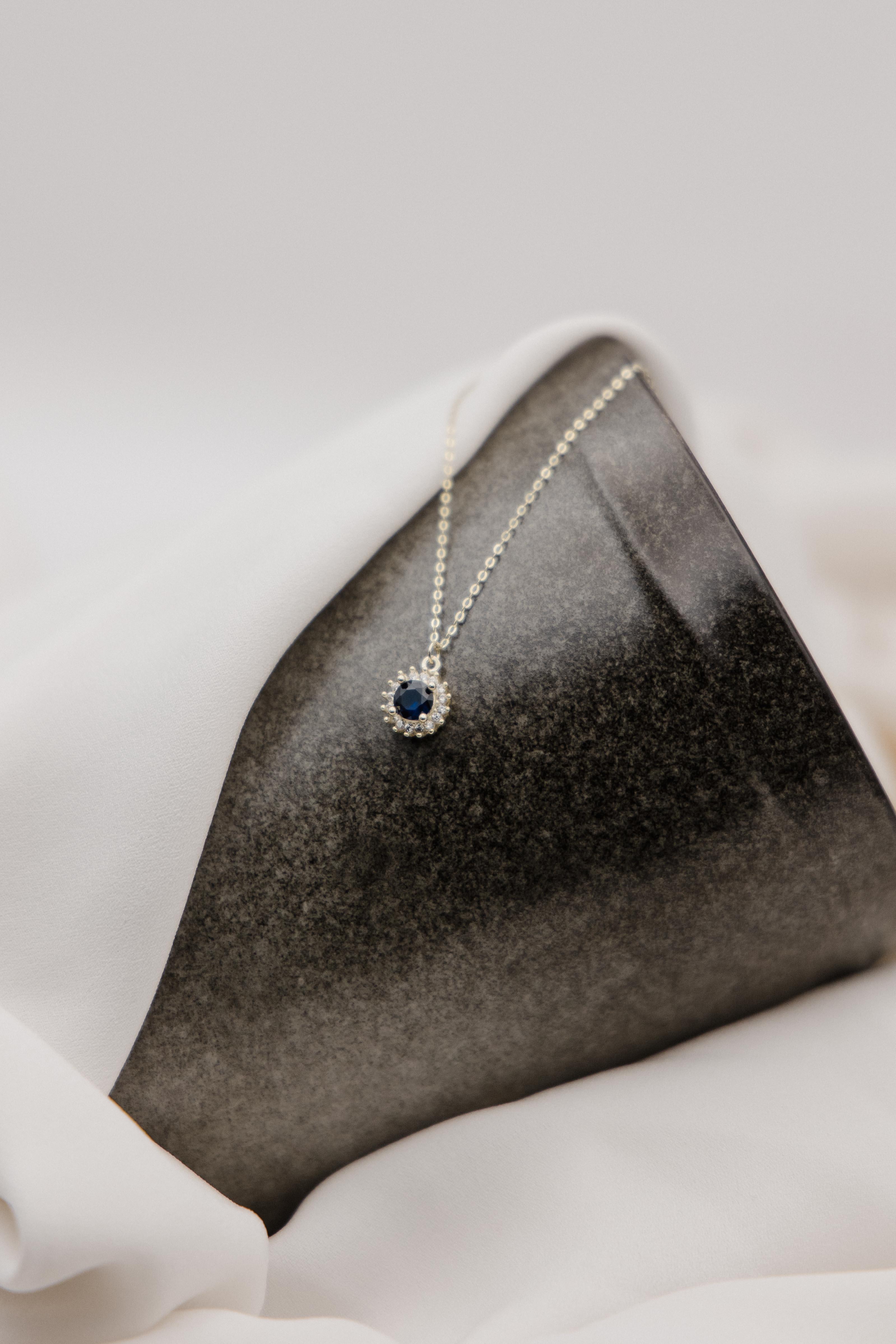 Χρυσό κολιέ ροζέτα Κ14 με μπλε και λευκούς ημιπολύτιμους λίθους