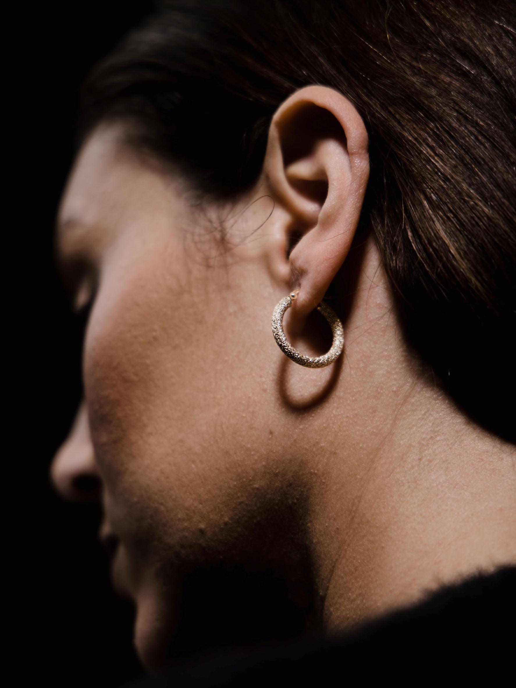 Χρυσά σκουλαρίκια κρίκοι Κ14 με αμμοβολή EG0103.178