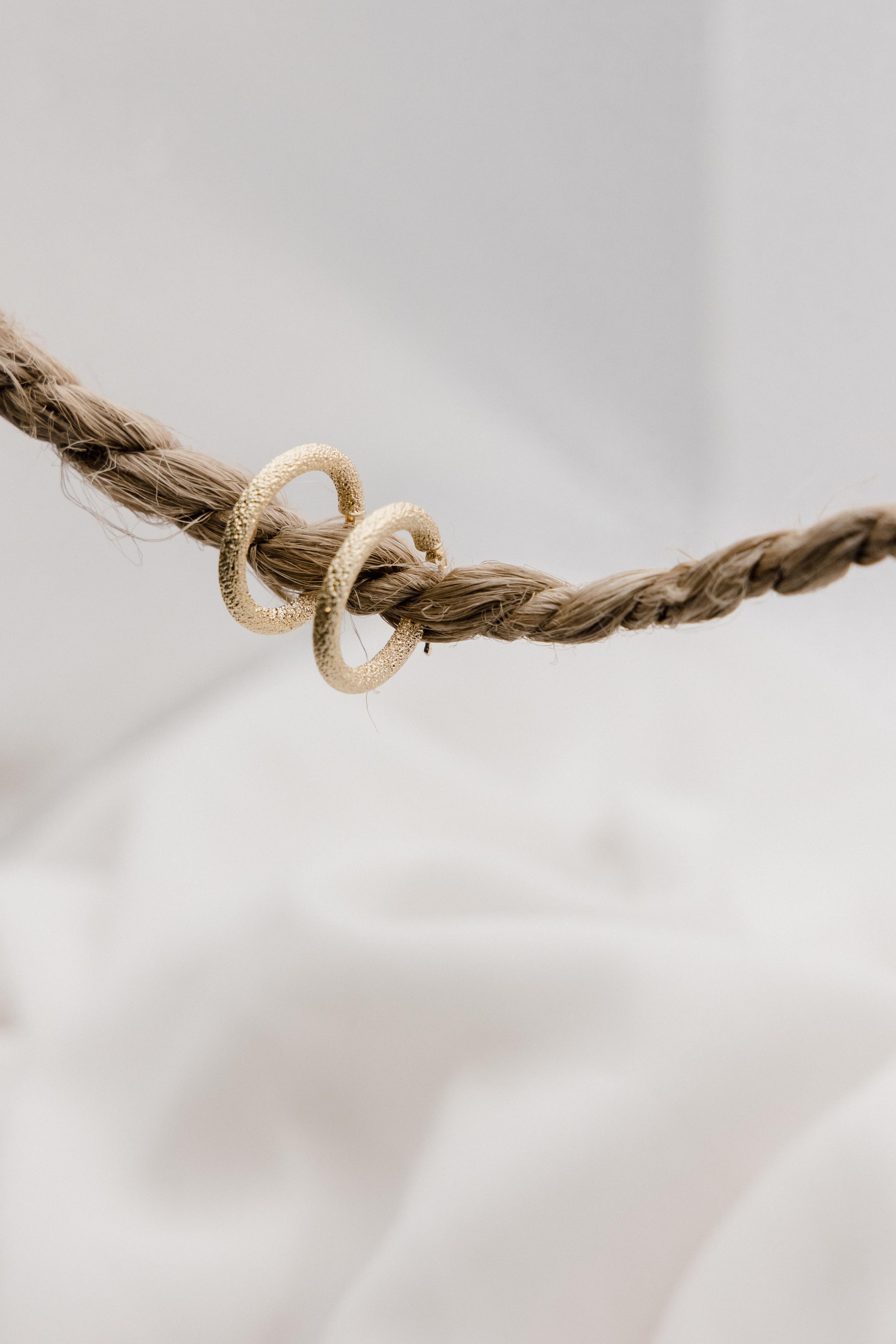 Χρυσά σκουλαρίκια κρίκοι Κ14 με αμμοβολή EG0103.178