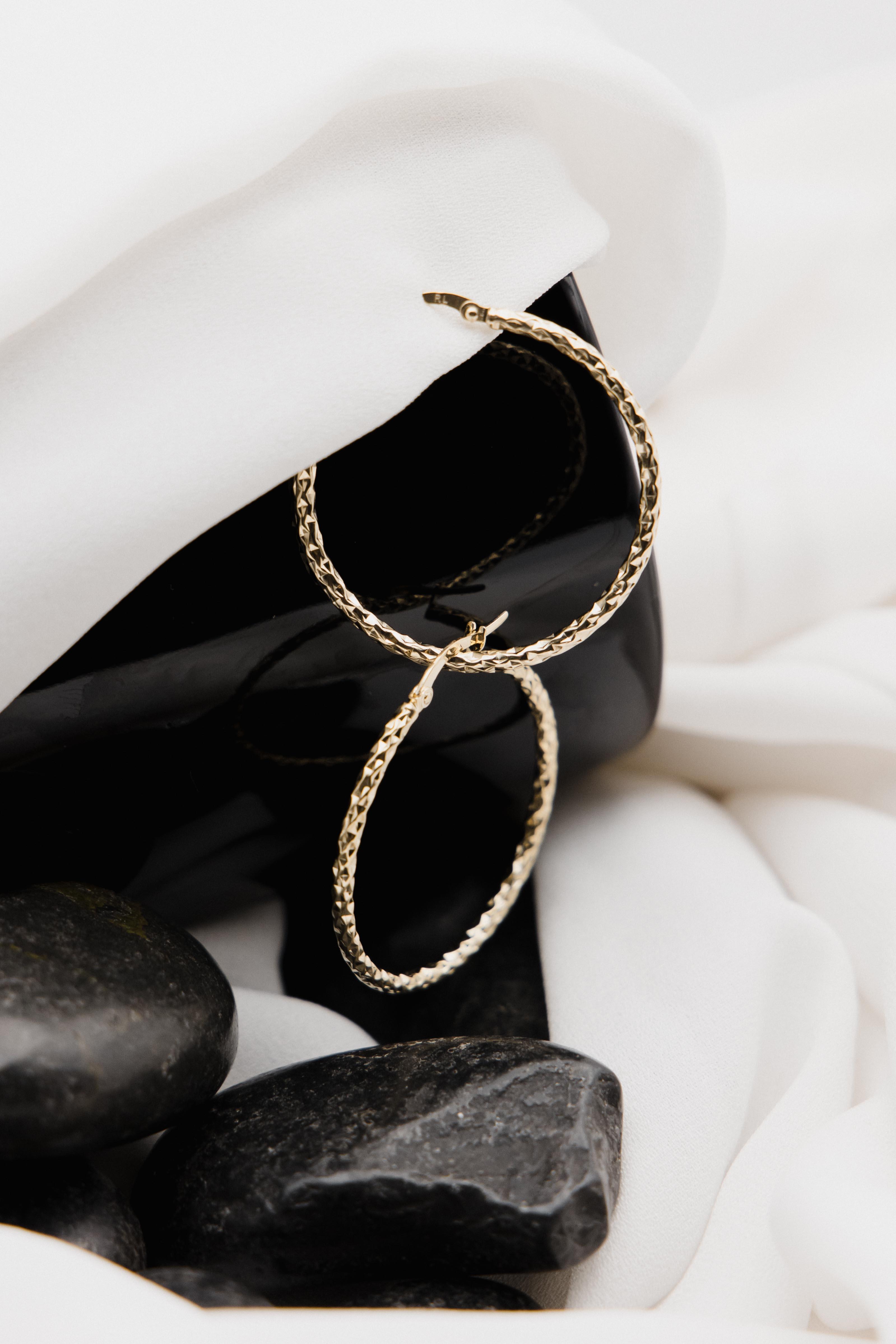 Χρυσά σκουλαρίκια κρίκοι Κ14 με μοντέρνο σχέδιο EG1903.180