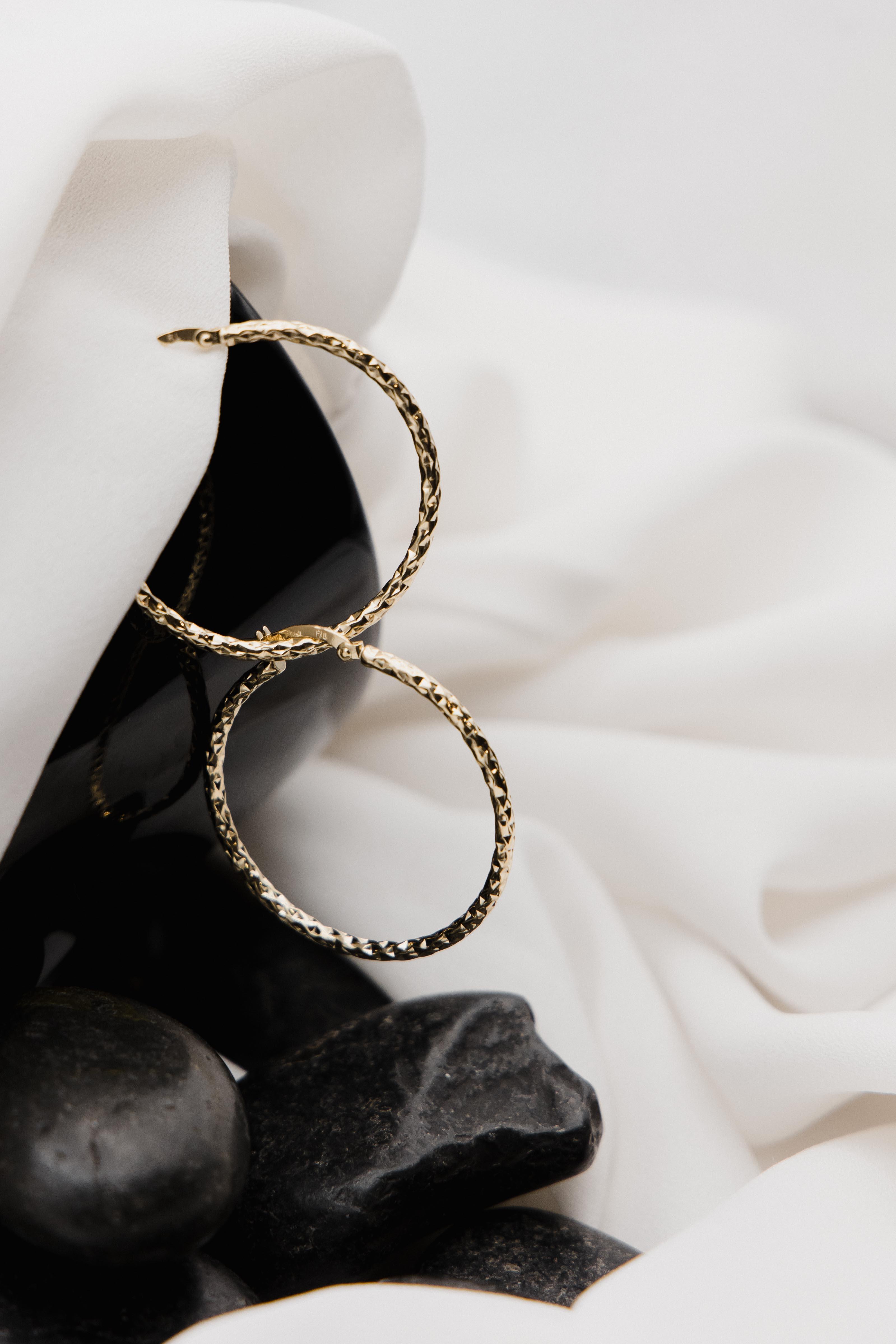 Χρυσά σκουλαρίκια κρίκοι Κ14 με μοντέρνο σχέδιο EG1903.180