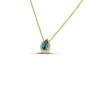 Χρυσό κολιέ Κ14 Ροζέτα με Μπλε Ζιργκόν, φορεμένο σε μοντέλο.