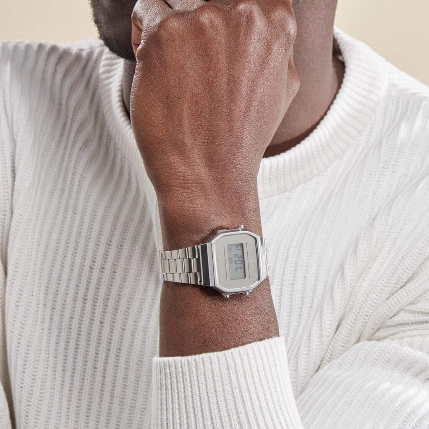 Ρολόι χρονογράφος Casio Vintage A-168WEM-7EF με ασημί ατσάλινο μπρασελέ, ασημί καντράν σε τετράγωνο σχημα με ψηφιακή ένδειξη και στεγανότητα 3ATM-30Μ.