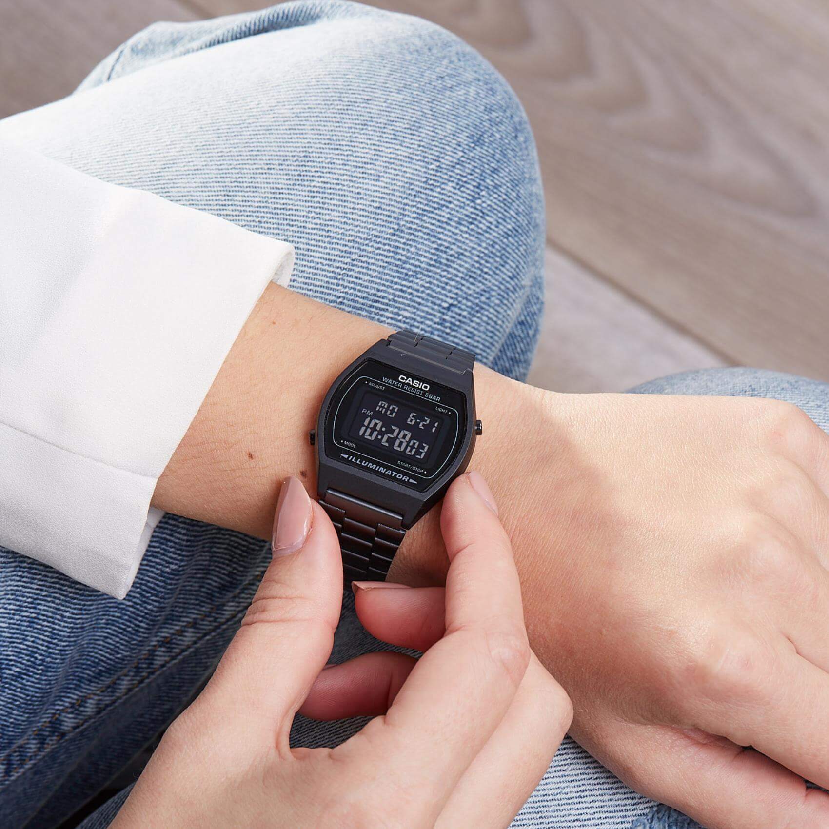 Ρολόι χρονογράφος Casio Vintage B640WB-1BEF με μαύρο ατσάλινο μπρασελέ, μαύρο καντράν σε τετράγωνο σχημα με ψηφιακή ένδειξη και στεγανότητα 5ATM-50Μ.