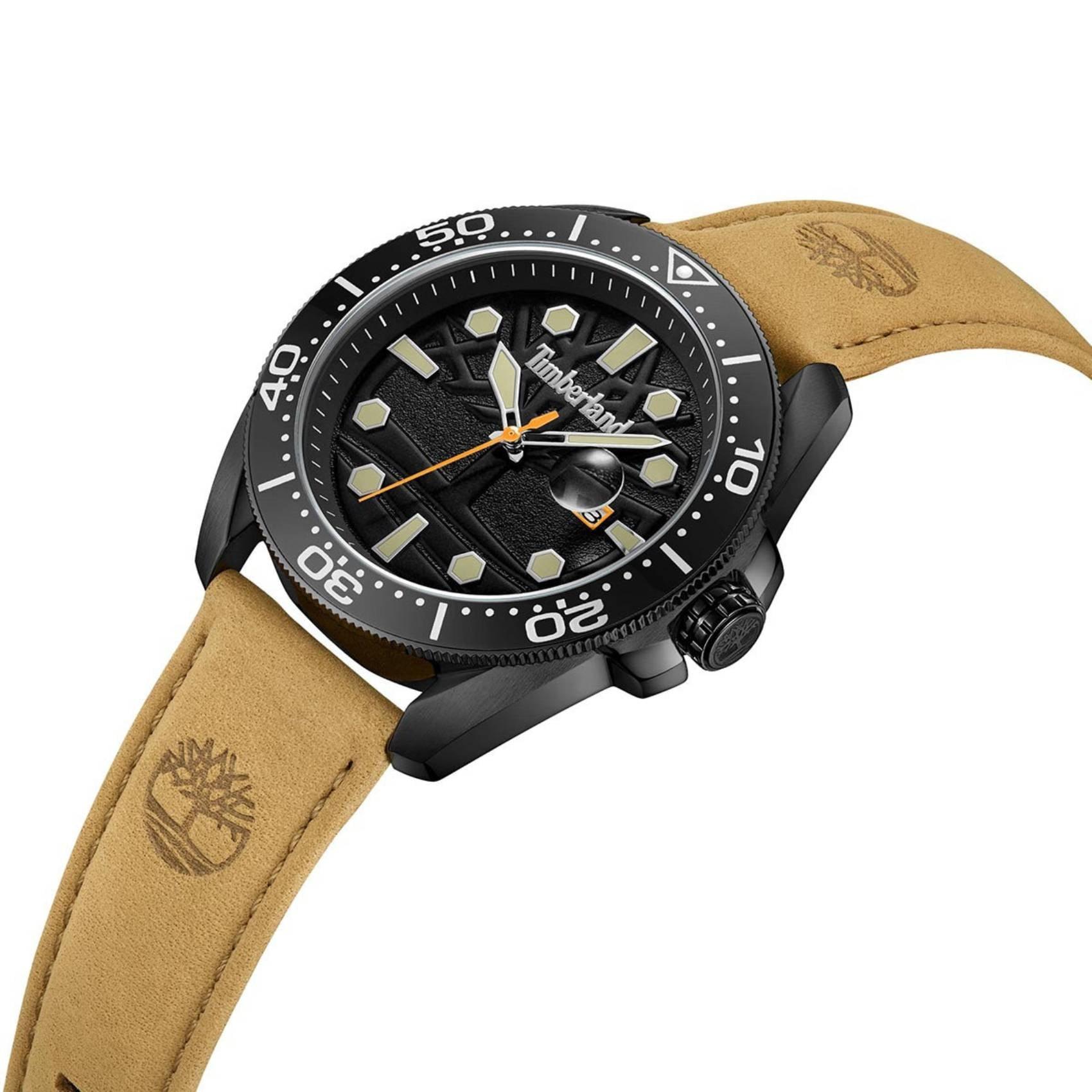 Ρολόι Timberland Carrigan TDWGB2230601 με ταμπά δερμάτινο λουρί, μαύρο καντράν και κάσα διαμέτρου 44mm με ένδειξη ημερομηνίας.