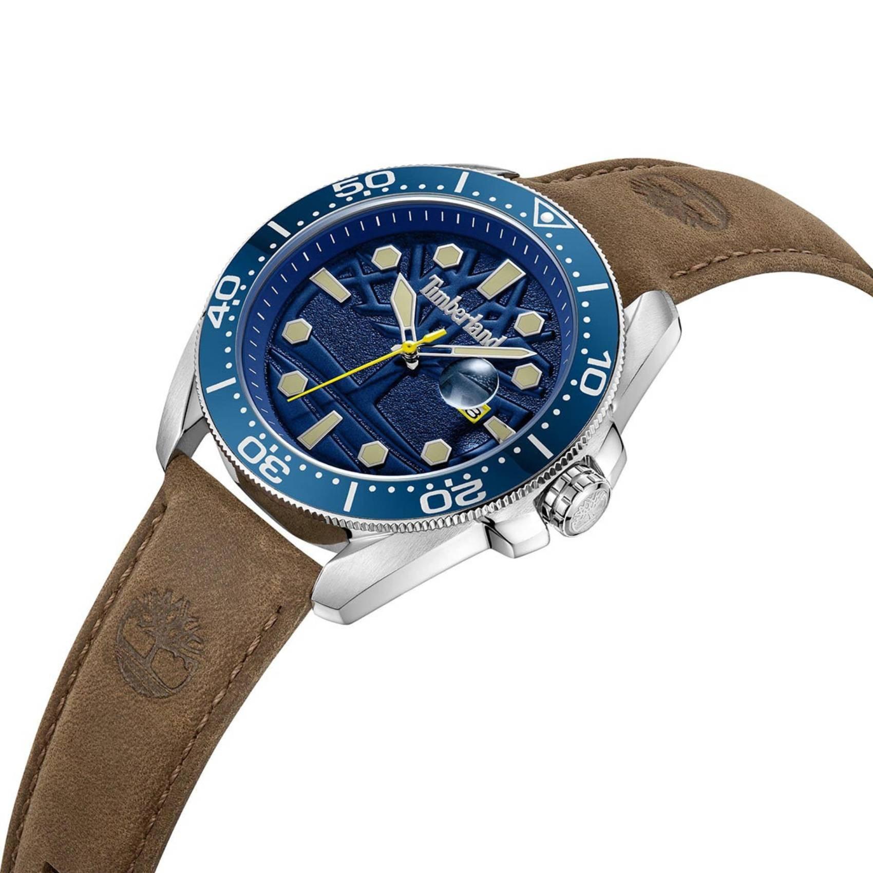 Ρολόι Timberland Carrigan TDWGB2230604 με καφέ δερμάτινο λουρί, μπλε καντράν και κάσα διαμέτρου 44mm με ένδειξη ημερομηνίας.