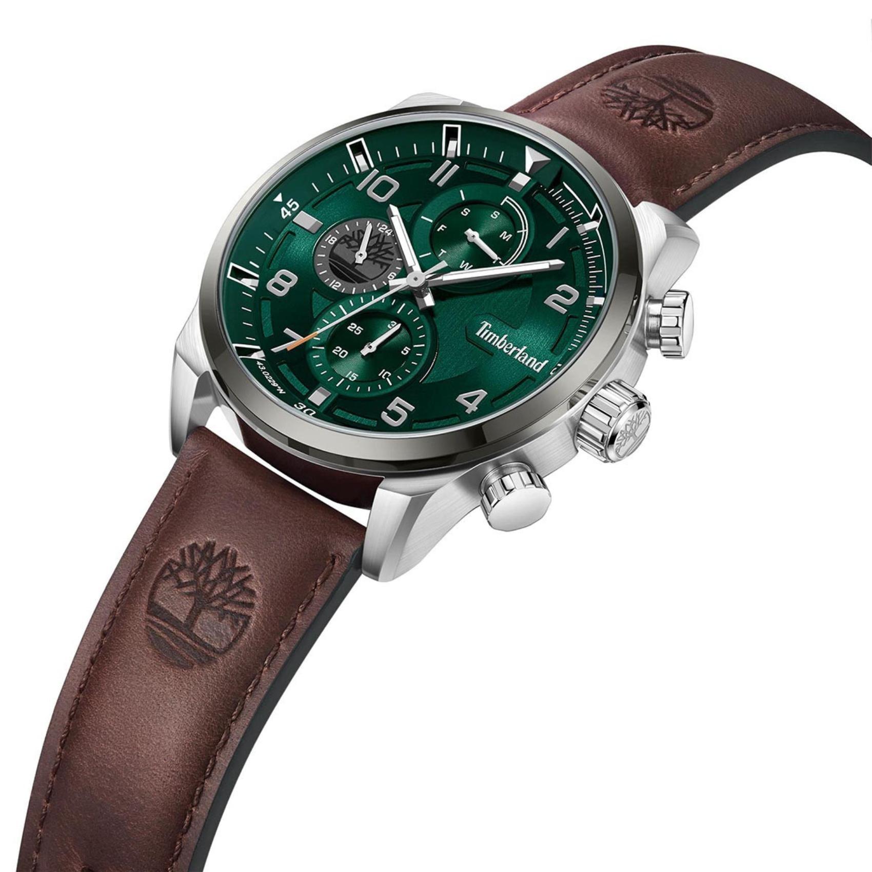 Ρολόι Timberland Henniker TDWGF2201101 με καφέ δερμάτινο λουρί, πράσινο καντράν και κάσα διαμέτρου 46mm με ένδειξη ημέρας και χρονογράφους.