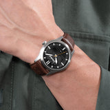 Ρολόι Timberland Rambush TDWGA0029602 με καφέ δερμάτινο λουρί, μαύρο καντράν και κάσα διαμέτρου 42mm.