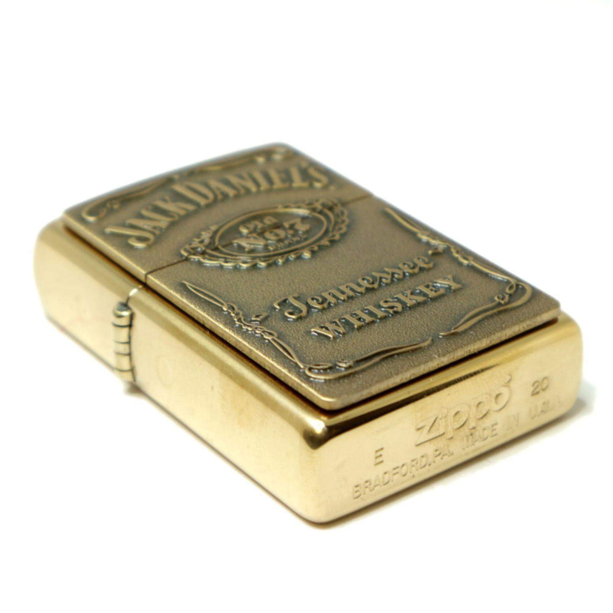 Αντιανεμικός αναπτήρας Zippo Jack Daniels 250BJD σε χρυσό μεταλικό χρώμα με δυνατότητα χάραξης.