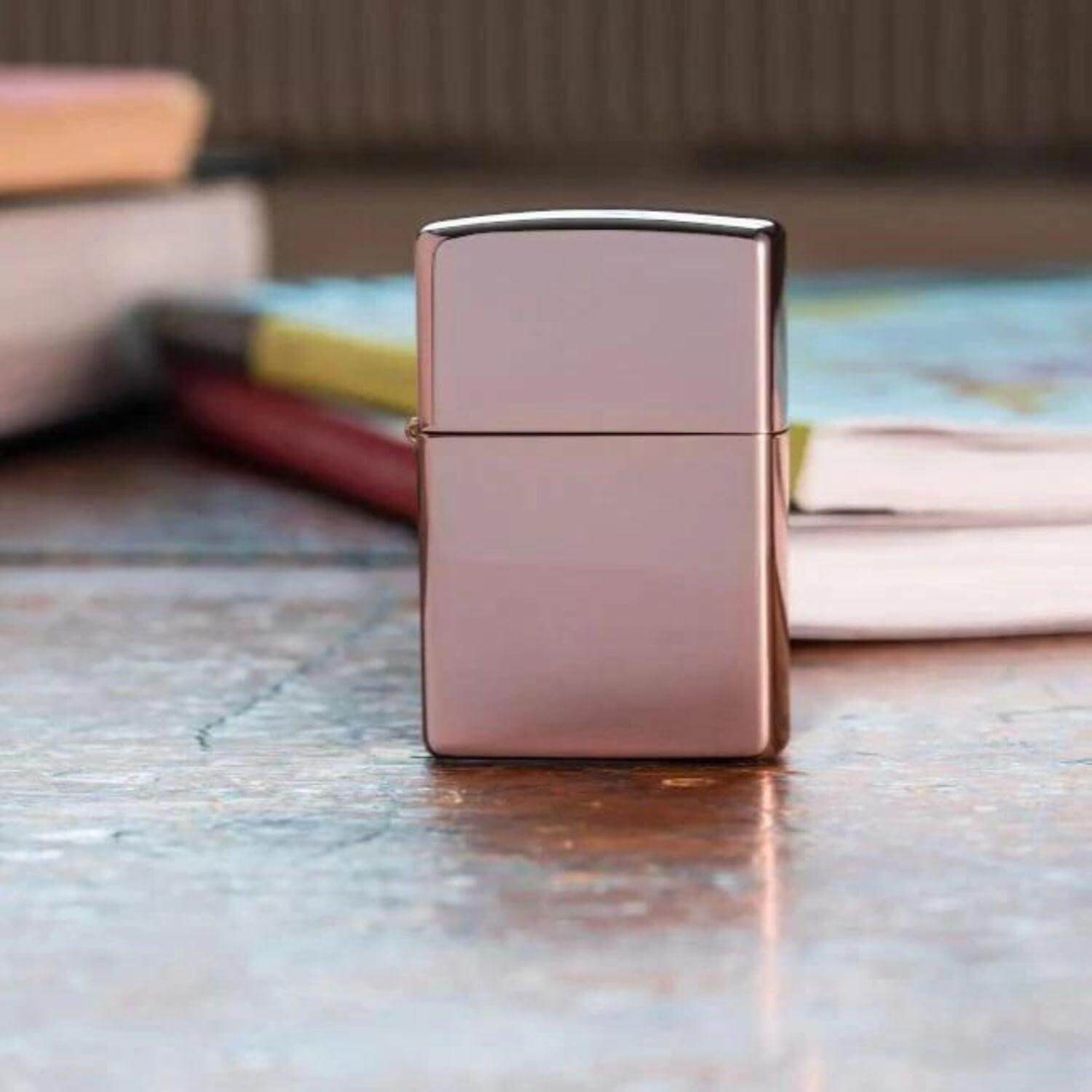 Αντιανεμικός αναπτήρας Zippo Classic Rose Gold 49190 σε ροζ χρυσό χρώμα και γυαλιστερή υφή με δυνατότητα χαράγματος για ένα προσωποποιημένο δώρο.