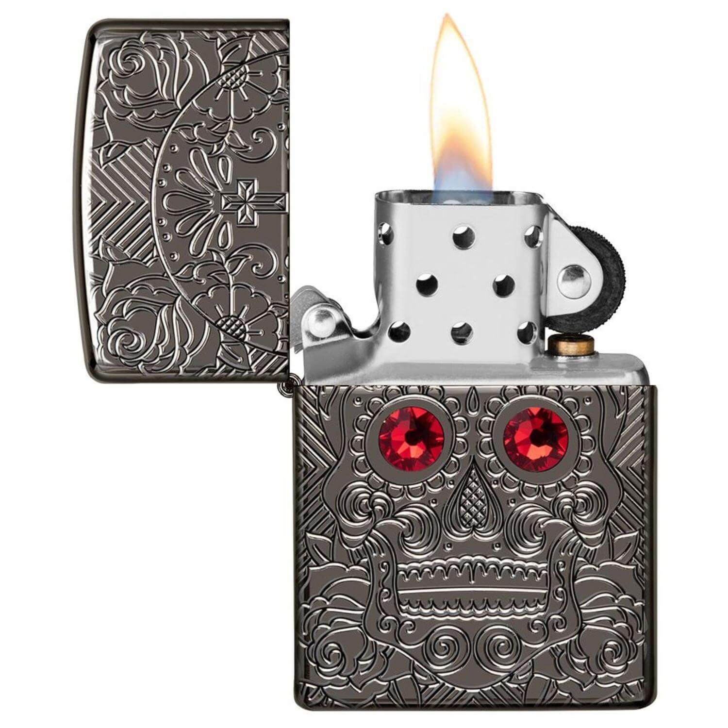 Αντιανεμικός αναπτήρας Zippo Crystal Skull 49300 σε γκρι σκούρο χρώμα με σχέδιο νεκροκεφαλής με κόκκινα ζιργκόν και δυνατότητα χαράγματος για ένα προσωποποιημένο δώρο.