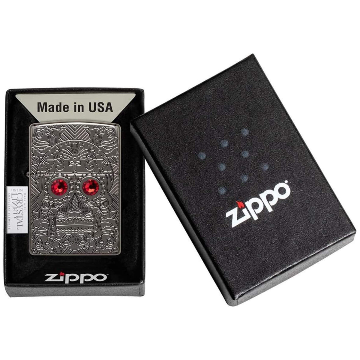 Αντιανεμικός αναπτήρας Zippo Crystal Skull 49300 σε γκρι σκούρο χρώμα με σχέδιο νεκροκεφαλής με κόκκινα ζιργκόν και δυνατότητα χαράγματος για ένα προσωποποιημένο δώρο.