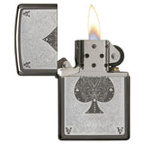 Ανοιχτός αναπτήρας Zippo Ace Filigree 28323 με φινίρισμα Black Ice® και χαραγμένο filigree σχέδιο.