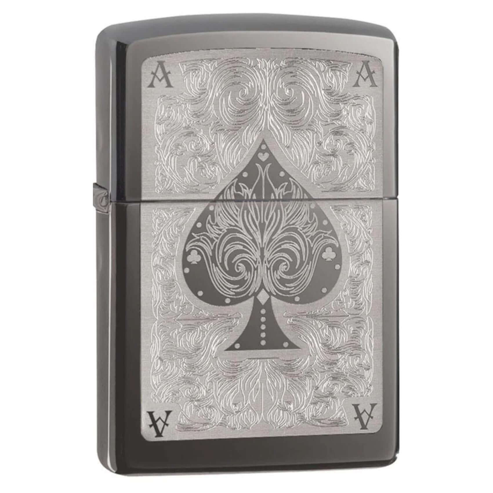 Αναπτήρας Zippo Ace Filigree 28323 σε πλάγια όψη με φινίρισμα Black Ice® και διακοσμητικό σχέδιο ace of spades.