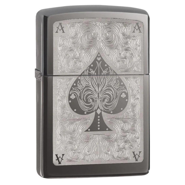 Αναπτήρας Zippo Ace Filigree 28323 σε πλάγια όψη με φινίρισμα Black Ice® και διακοσμητικό σχέδιο ace of spades.