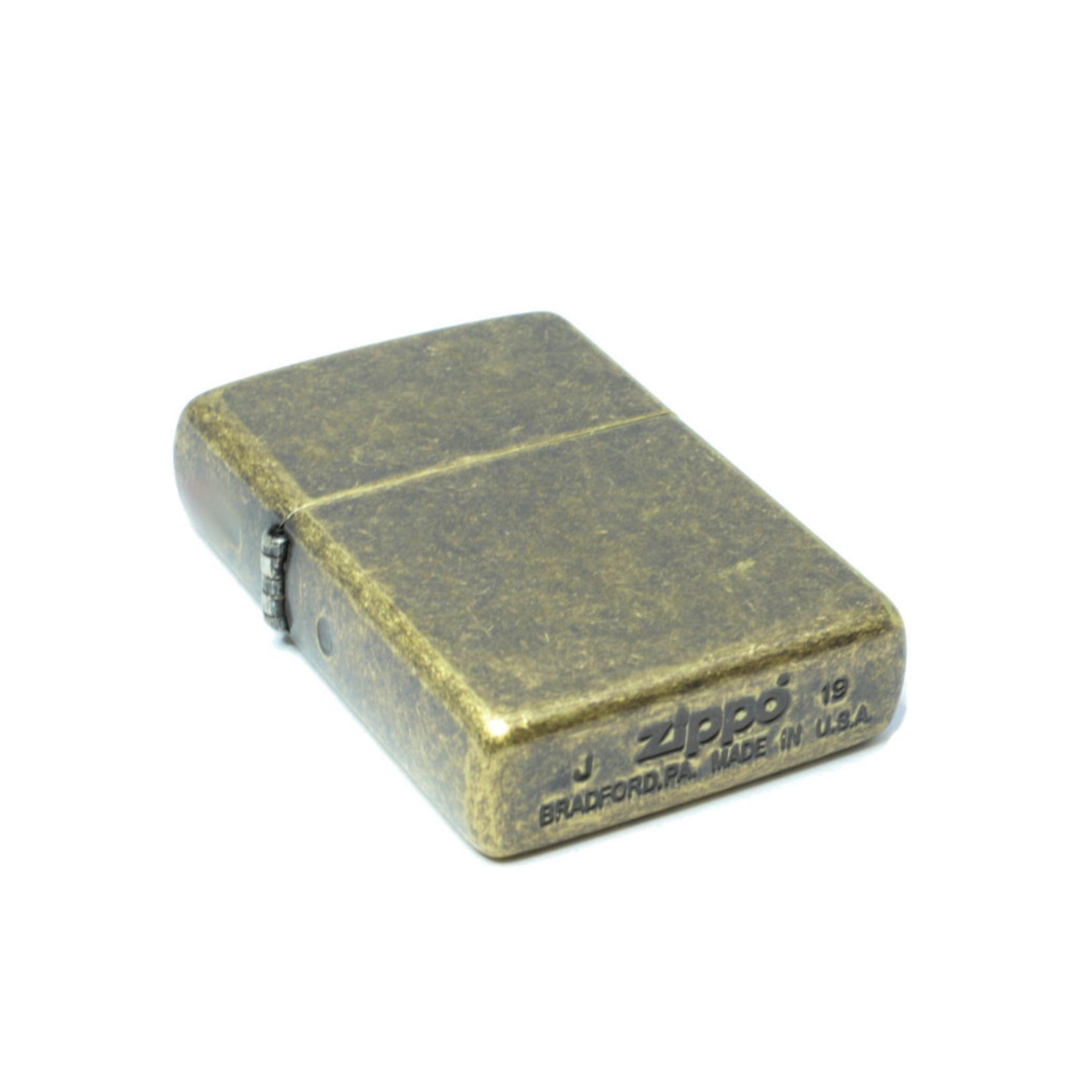 Αντιανεμικός αναπτήρας Zippo Antique Brass 201FB σε σκούρο χρυσό χρώμα.