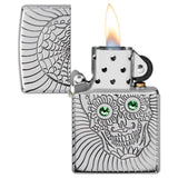 Λεπτομέρεια του αναπτήρα Zippo Armor Sugar Skull Design 49172 με τα μάτια του sugar skull διακοσμημένα με κρυστάλλους Swarovski, σε κοντινή λήψη που τονίζει την πολυτελή λάμψη και την ακρίβεια της χάραξης.