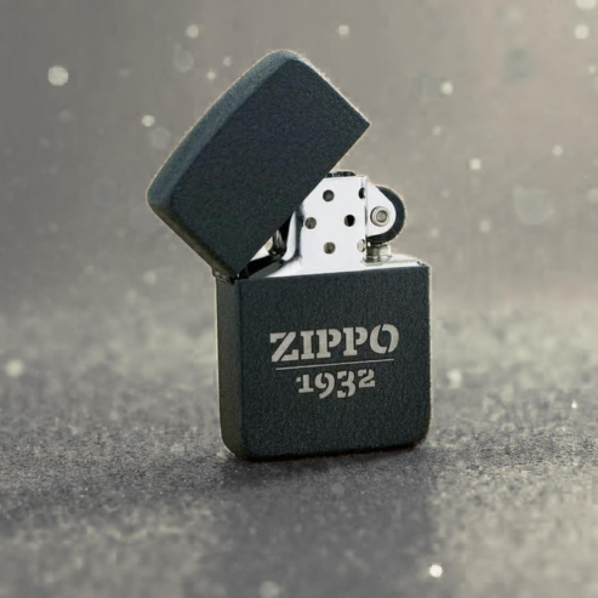 Αναπτήρας Zippo Design 46567 με το όνομα Zippo και το έτος 1932 χαραγμένα με λέιζερ