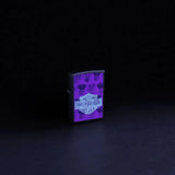Αναπτήρας Zippo Harley-Davidson 48600 σε φωτογραφία Black Light με UV φωτισμό, με εμφανές το κρυφό λογότυπο Harley-Davidson και τις λεπτομέρειες του σχεδίου εξέλιξης κινητήρων στο Black Matte φινίρισμα