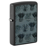 Αναπτήρας Zippo Harley-Davidson 48600 Black Matte με σχέδιο-αφιέρωμα στην εξέλιξη των κινητήρων, σε φωτογραφία που αναδεικνύει τις λεπτομέρειες του γραφικού και το ματ μαύρο φινίρισμα.