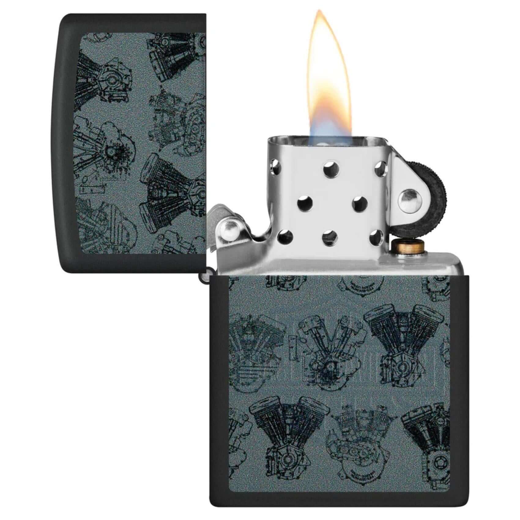 Αναπτήρας Zippo Harley-Davidson 48600 ανοιχτός σε Black Matte, με ορατό τον μηχανισμό Zippo, σε λήψη που τονίζει τον αντιανεμικό σχεδιασμό και το χαρακτηριστικό “κλικ”.