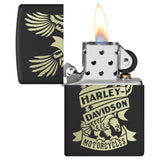 Αναπτήρας Zippo Harley-Davidson 49826 ανοιχτός, με ορατό τον μηχανισμό Zippo και το χαρακτηριστικό καπάκι, σε λήψη που τονίζει τον αντιανεμικό σχεδιασμό και το αυθεντικό “κλικ”.
