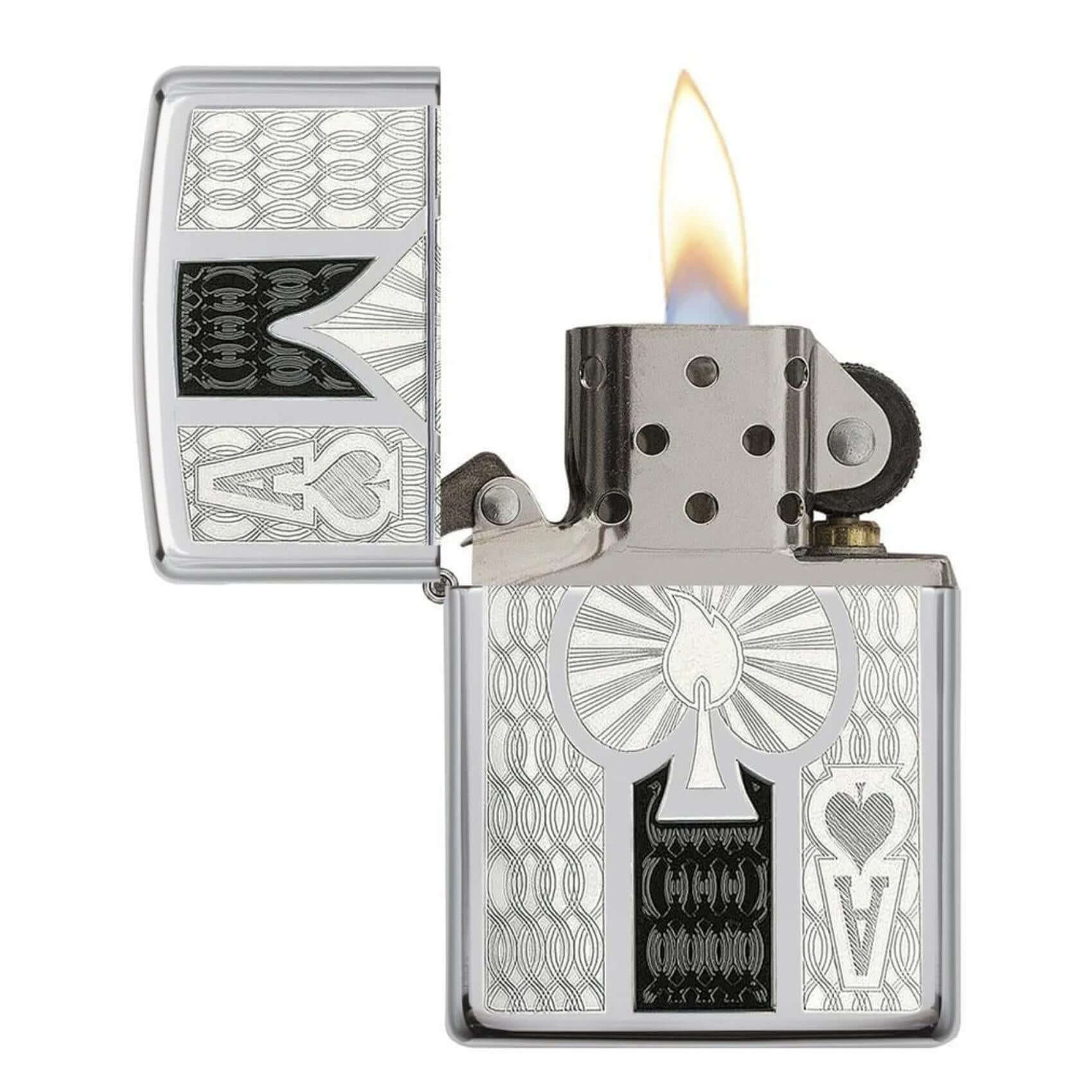 Ανοιχτός αναπτήρας Zippo Intricate Spade Design 24196 με φινίρισμα High Polish Chrome και διακοσμητικό σχέδιο άσσου.