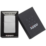 Αντιανεμικός αναπτήρας Zippo Classic Silver Chrome 250 σε ασημί χρώμα και γυαλιστερό φινίρισμα με δυνατότητα χαράγματος για ένα προσωποποιημένο δώρο.