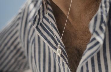 Ανδρικό κολιέ φορεμένο. 