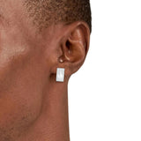 Καρφωτά ανδρικά σκουλαρίκια Lacoste 2040435 από ανοξείδωτο ατσάλι σε ασημί χρώμα διακοσμημένα με το λογότυπο του brand, φορεμένα