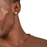 Ανδρικά σκουλαρίκια Lacoste 2040498 από χρυσό ατσάλι με λογότυπο κροκοδείλου φορεμένα στο αυτί.