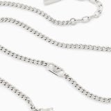 Ανδρικό κολιέ ασημί με ατσάλινη αλυσίδα Emporio Armani EGS3246040 σε ασημί χρώμα με οβαλ ενσωματωμένο στοιχείο σε γκρι επιφάνεια.