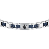 Ανδρικό βραχιόλι Maserati JM225AVD87 από ανοξείδωτο ατσάλι, με ασημί-μπλε μπρασελέ και μαύρη τρίαινα, κοντινή λήψη.