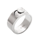 Ανδρικό δαχτυλίδι Emporio Armani EGS3090040 σε ασημί χρώμα από ανοξείδωτο ατσάλι με στρογγυλό ανάγλυφο στοιχείο.