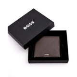 Ανδρικό δερμάτινο πορτοφόλι Hugo Boss Classic Smooth HLY403Y στη συσκευασία του σε καφέ χρώμα.