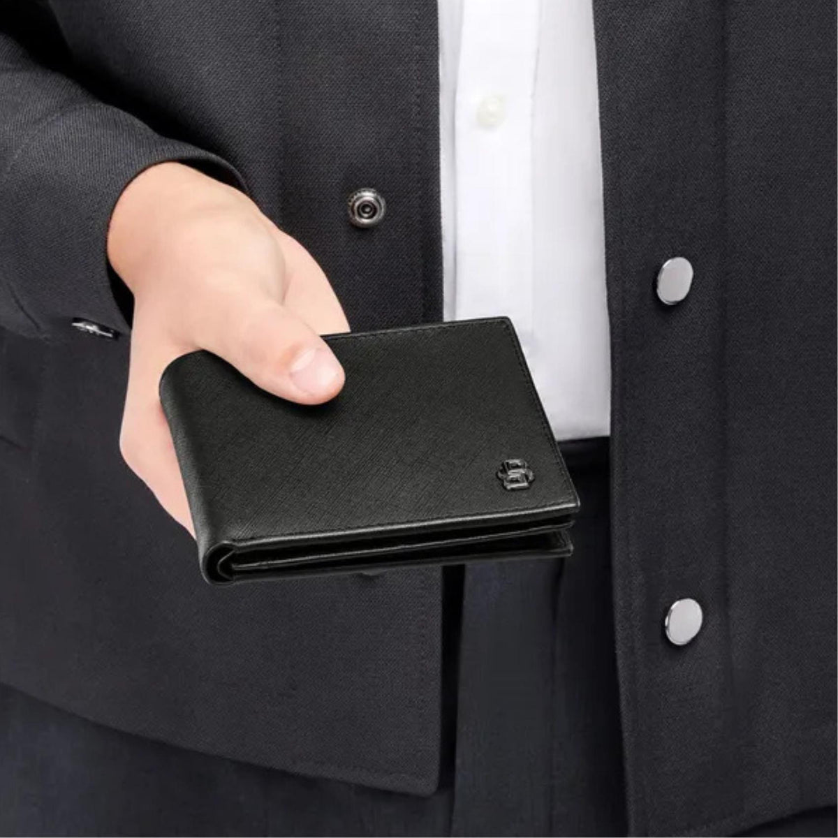Ανδρικό δερμάτινο πορτοφόλι Hugo Boss Double B Saffiano HLN526A σε μαύρο χρώμα στο χέρι