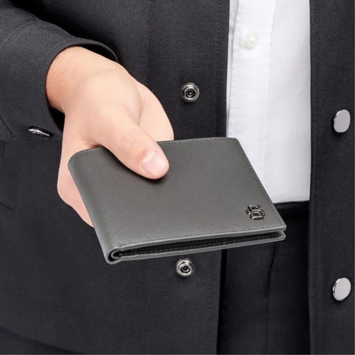 Ανδρικό δερμάτινο πορτοφόλι Hugo Boss Double B Saffiano HLW526H σε γκρι χρώμα στο χέρι