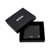 Ανδρικό δερμάτινο πορτοφόλι Hugo Boss Iconic HLM421A στη συσκευασία του σε μαύρο χρώμα.