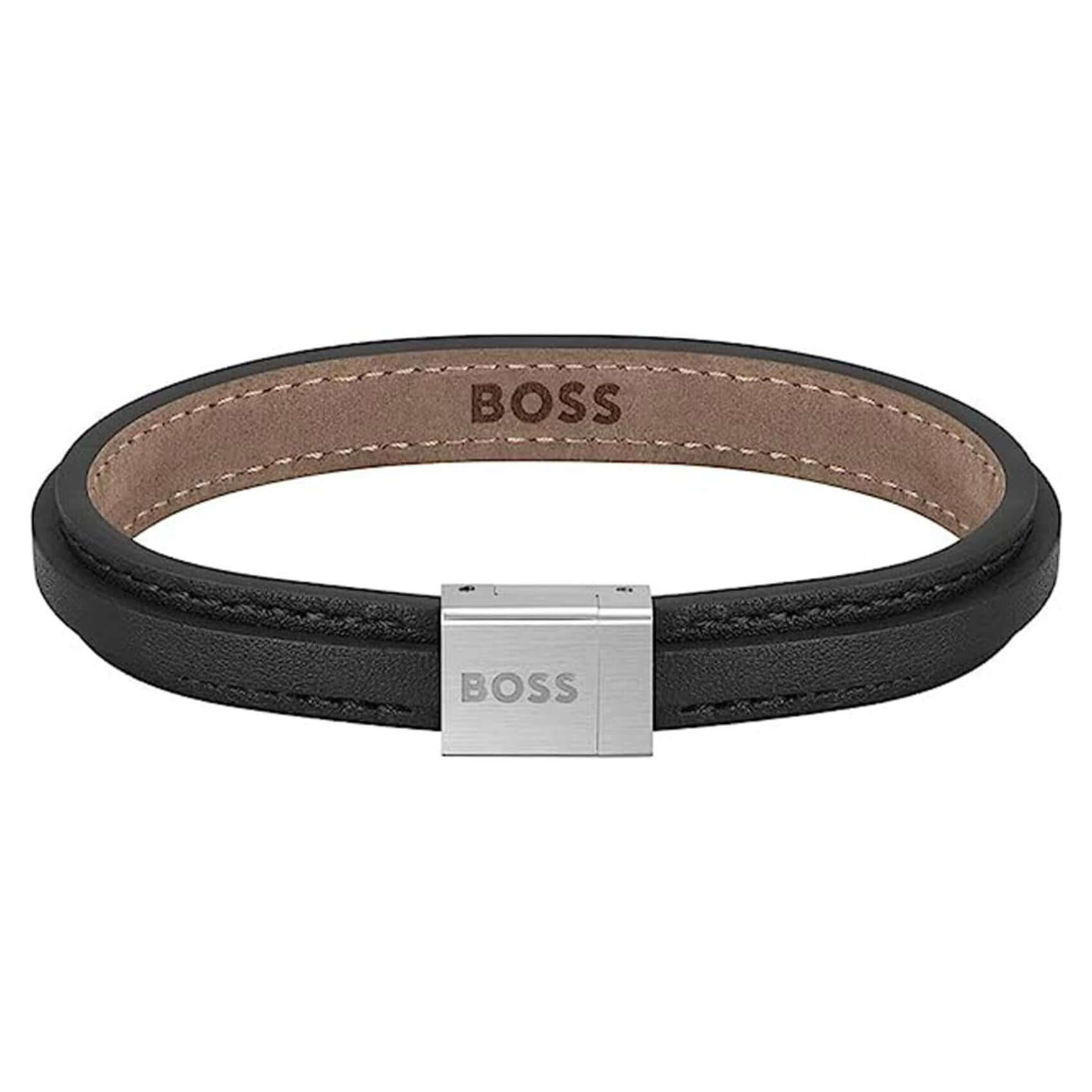 Ανδρικό δερμάτινο βραχιόλι Boss 1580328S σε μαύρο χρώμα με κούμπωμα από ανοξείδωτο ατσάλι σε ασημί χρώμα.
