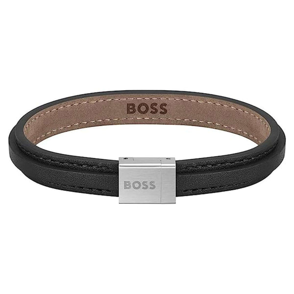 Ανδρικό δερμάτινο βραχιόλι Boss 1580328S σε μαύρο χρώμα με κούμπωμα από ανοξείδωτο ατσάλι σε ασημί χρώμα.