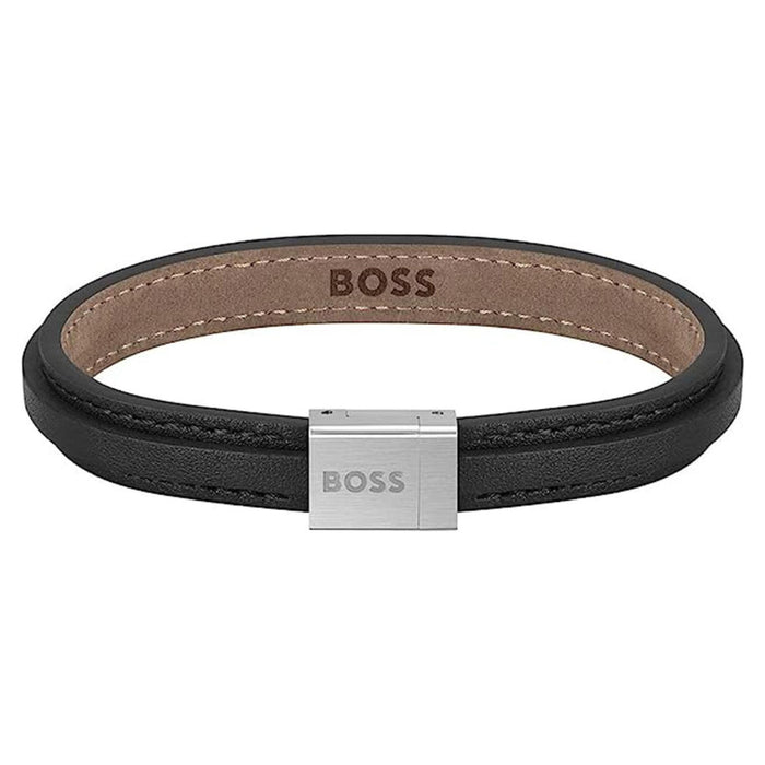 Ανδρικό δερμάτινο βραχιόλι Boss 1580328S σε μαύρο χρώμα με κούμπωμα από ανοξείδωτο ατσάλι σε ασημί χρώμα.