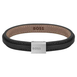 Ανδρικό δερμάτινο βραχιόλι Boss 1580328S σε μαύρο χρώμα με κούμπωμα από ανοξείδωτο ατσάλι σε ασημί χρώμα.