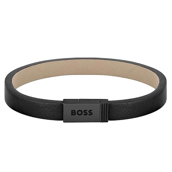 Ανδρικό δερμάτινο βραχιόλι Boss 1580337S σε μαύρο χρώμα με κούμπωμα από ανοξείδωτο ατσάλι.