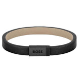 Ανδρικό δερμάτινο βραχιόλι Boss 1580337S σε μαύρο χρώμα με κούμπωμα από ανοξείδωτο ατσάλι.