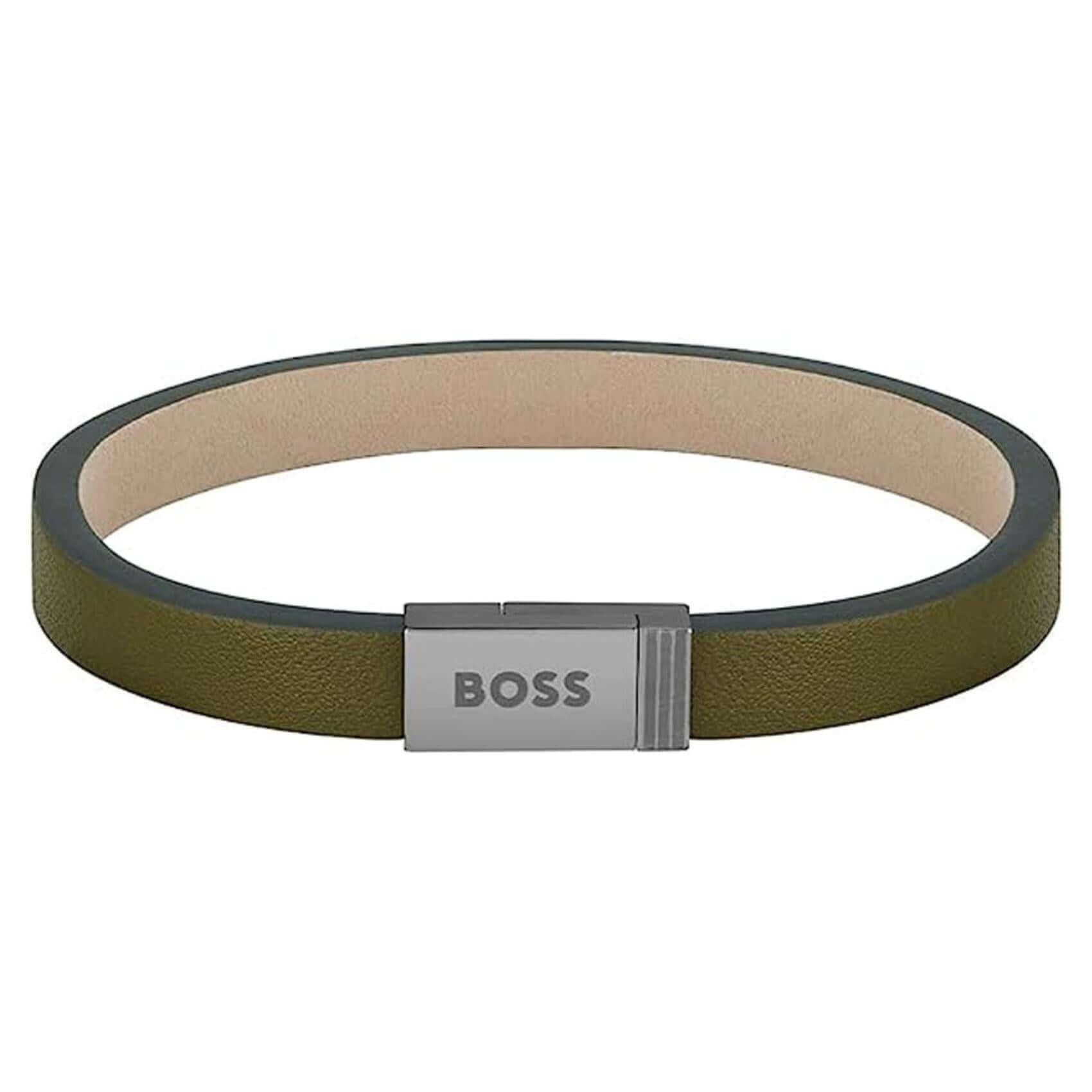 Ανδρικό δερμάτινο βραχιόλι Boss 1580338S σε χακί χρώμα με κούμπωμα από ανοξείδωτο ατσάλι σε ασημί χρώμα.