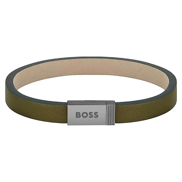 Ανδρικό δερμάτινο βραχιόλι Boss 1580338S σε χακί χρώμα με κούμπωμα από ανοξείδωτο ατσάλι σε ασημί χρώμα.