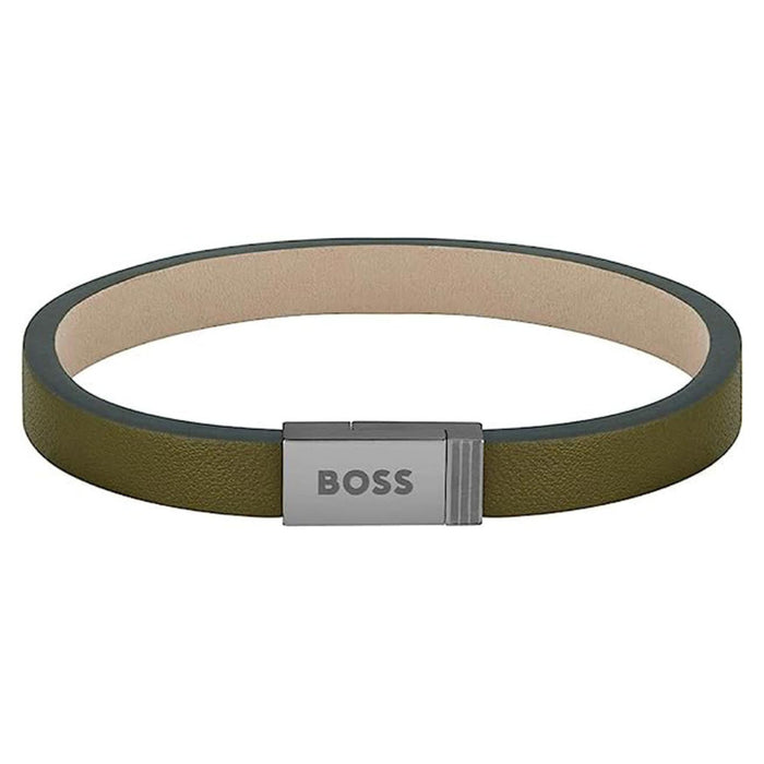 Ανδρικό δερμάτινο βραχιόλι Boss 1580338S σε χακί χρώμα με κούμπωμα από ανοξείδωτο ατσάλι σε ασημί χρώμα.