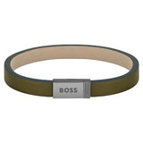 Ανδρικό δερμάτινο βραχιόλι Boss 1580338S σε χακί χρώμα με κούμπωμα από ανοξείδωτο ατσάλι σε ασημί χρώμα.