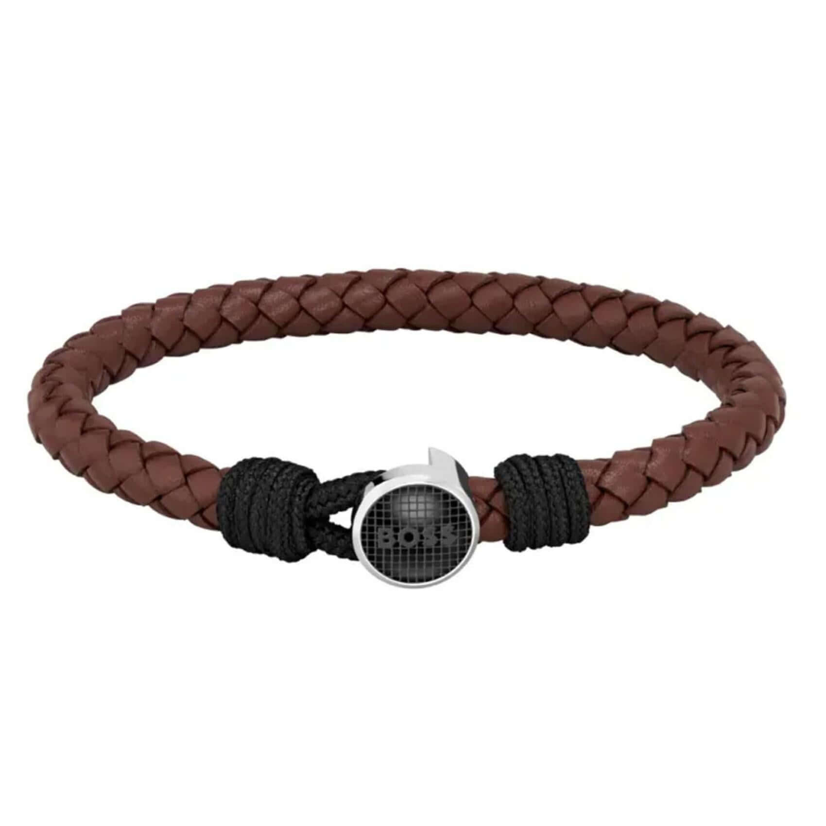 Ανδρικό δερμάτινο βραχιόλι Boss 1580467M σε καφέ χρώμα με κούμπωμα από ανοξείδωτο ατσάλι σε μαύρο χρώμα.